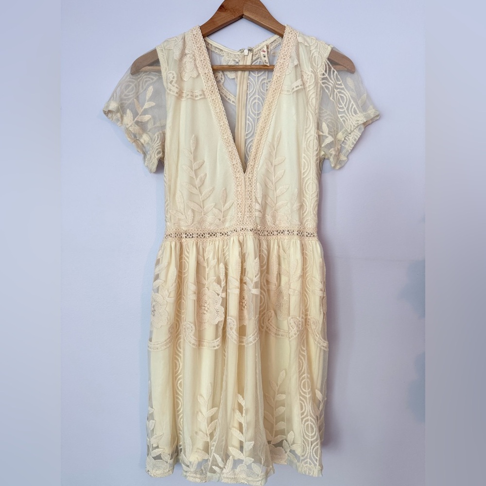 New V neck Crochet Mesh Lace Overlay Embroidered Boho Dress in cream size Medium